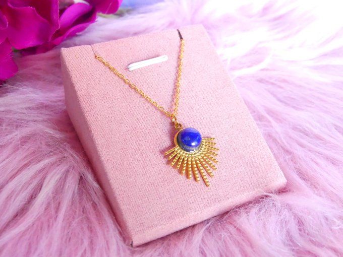 Collier soleil d'Asie en acier doré et lapis lazuli
